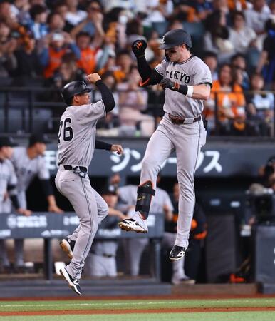 ２回、ソロを放ったキャベッジ（右）＝撮影・中島達哉