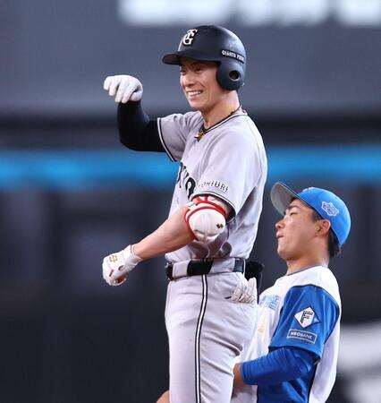 １回、先制適時二塁打を放ち、塁上で笑顔を見せる松本（撮影・中島達哉）