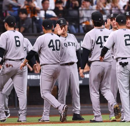日本ハムに連勝し、ナインを迎える橋上監督代行（中央）＝撮影・中島達哉