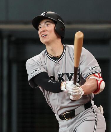 １回、松本が左翼線に先制二塁打を放つ