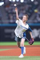 ファーストピッチセレモニーで投球する平野綾（撮影・中島達哉）
