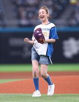 ファーストピッチセレモニーで投球し、笑顔を見せる平野綾（撮影・中島達哉）