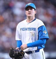 １回、先制を許し、ベンチに戻る有原（撮影・中島達哉）