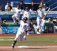 ２回、中越えソロを放ち、ガッツポーズする安田（撮影・伊藤笙子）
