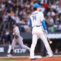 ２回、キャベッジ（左）にソロを浴びる有原（撮影・中島達哉）