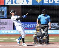 ２回、照明に当たる大飛球を放つ井上（撮影・伊藤笙子）