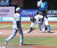２回、村上（手前）の前に空振り三振に倒れる井上（撮影・伊藤笙子）