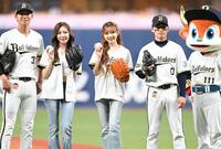 記念写真に納まる（左から）石川、ＮｉｚｉＵ・ＭＡＹＵＫＡ、ＮｉｚｉＵ・ＭＩＩＨＩ、渡部（撮影・高部洋祐）