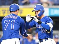 ２回、ソロを放ち生還する石川（右）＝撮影・高部洋祐