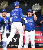 ２回、ソロを放った石川（２５）を迎える井上監督（右）＝撮影・高部洋祐