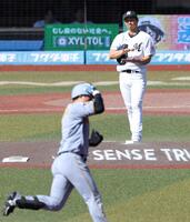 ５回、森下（手前）に２打席連発となる左越えソロを浴びた唐川（撮影・伊藤笙子）