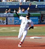 ８回、右越えソロを放ち、ライトスタンドを指さす西川（撮影・伊藤笙子）