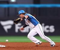 ３回、打者巨人・浦田の打球をファンブルする水野（撮影・中島達哉）