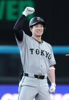１回、先制二塁打を放ち、塁上でガッツポーズする松本