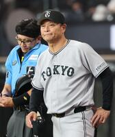 ７回を終え、選手交代を告げた橋上監督代行