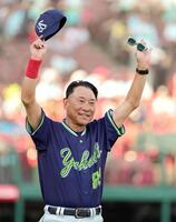 楽天に連勝し、スタンドの声援に応える池山監督