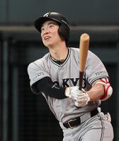 １回、松本が左翼線に先制二塁打を放つ