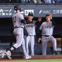 ２回、ソロを放ったキャベッジ（左）を迎える橋上監督代行（中央）＝撮影・中島達哉