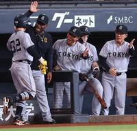 ３回、ダルベックの適時打で生還した浦田（左）を迎える橋上監督代行（中央）＝撮影・中島達哉