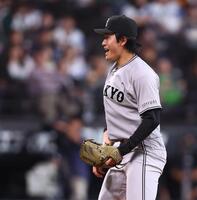 ６回、細川を三振に仕留め、雄たけびを上げる西舘（撮影・中島達哉）
