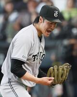 ４回、梅林を空振り三振に仕留め、雄たけびを上げる西舘