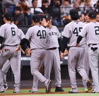 日本ハムに連勝し、ナインを迎える橋上監督代行（中央）＝撮影・中島達哉