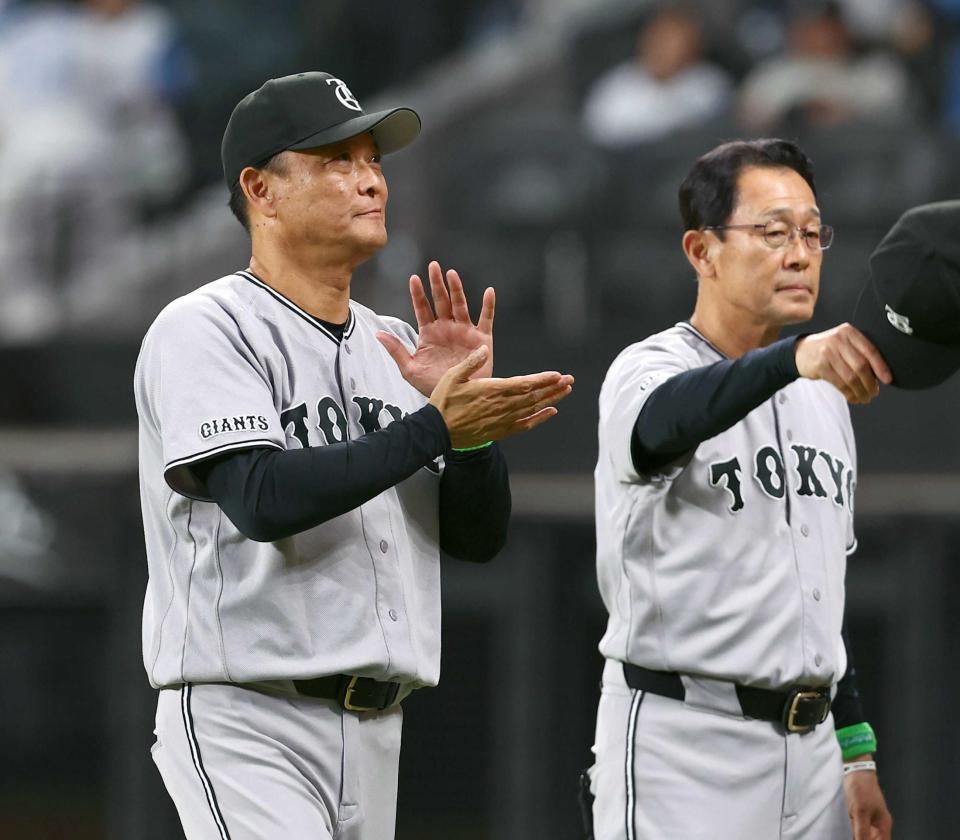 　日本ハムに勝利し、手をたたきながら引き揚げる橋上監督代行（左）＝撮影・中島達哉