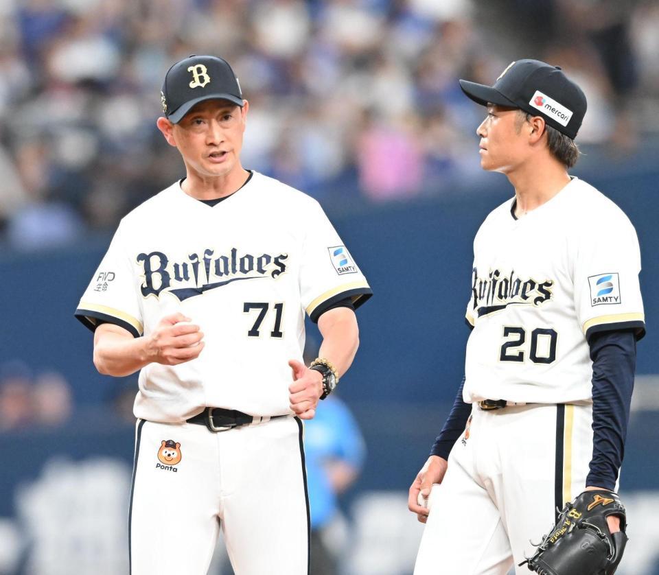 ８回、阿部（右）を降板させ、厳しい表情を見せる岸田監督（撮影・高部洋祐）