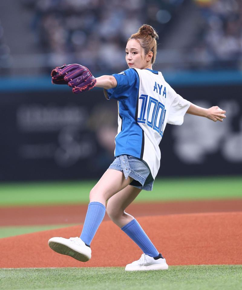 ファーストピッチセレモニーで投球する平野綾（撮影・中島達哉）