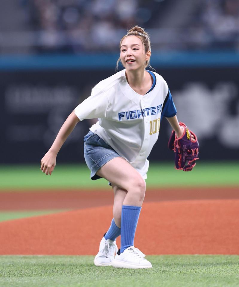 ファーストピッチセレモニーで投球する平野綾（撮影・中島達哉）
