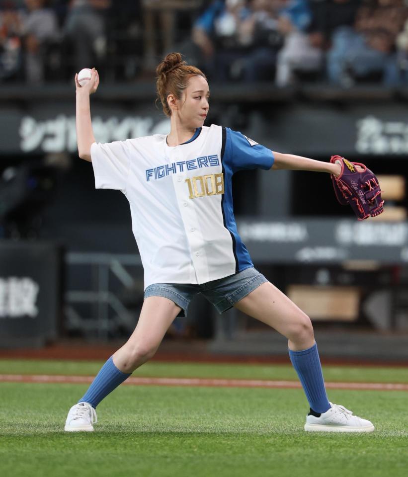 始球式を務めた平野綾