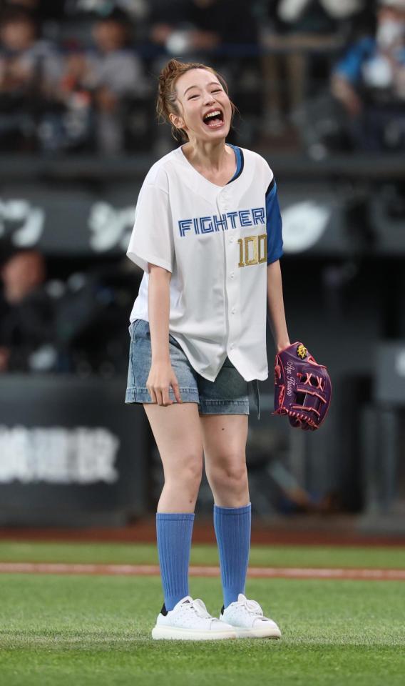 始球式を務めた平野綾