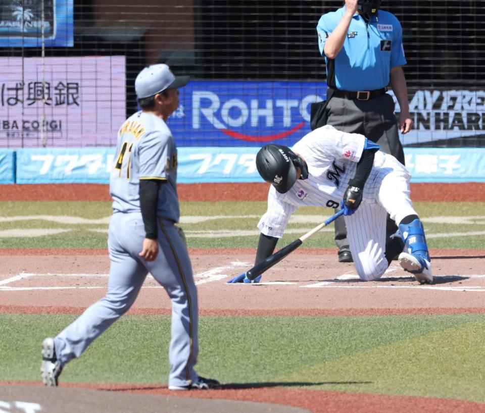 ２回、村上（手前）の前に空振り三振に倒れる井上（撮影・伊藤笙子）