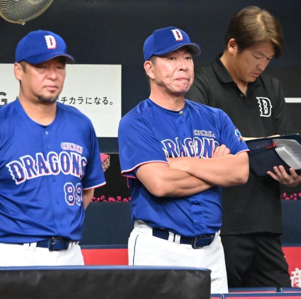 ８回、ベンチから戦況を見守る井上監督（撮影・高部洋祐）