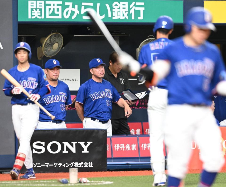 ８回、ベンチから戦況を見守る井上監督（中央）＝撮影・高部洋祐