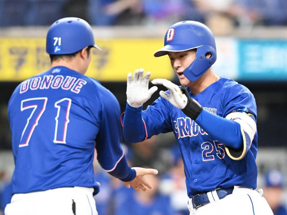 ２回、ソロを放ち生還する石川（右）＝撮影・高部洋祐