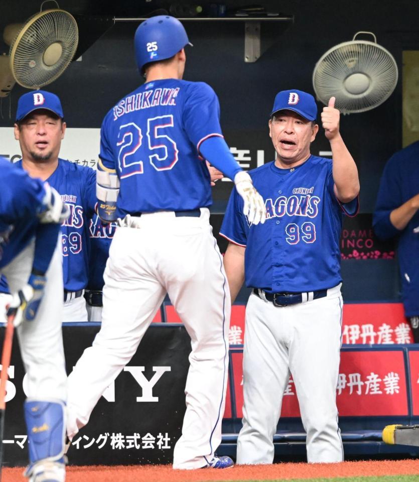 ２回、ソロを放った石川（２５）を迎える井上監督（右）＝撮影・高部洋祐