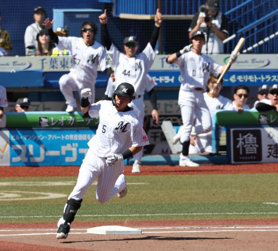 ２回、中越えソロを放ち、ガッツポーズする安田（撮影・伊藤笙子）