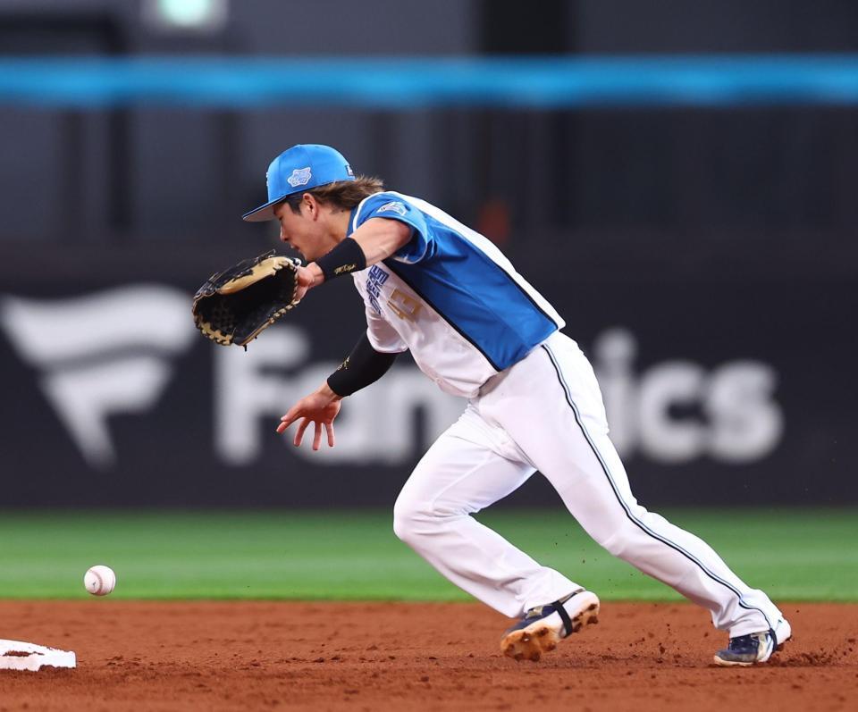 ３回、打者巨人・浦田の打球をファンブルする水野（撮影・中島達哉）