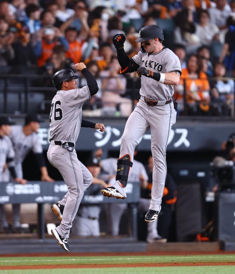 ２回、ソロを放ったキャベッジ（右）＝撮影・中島達哉