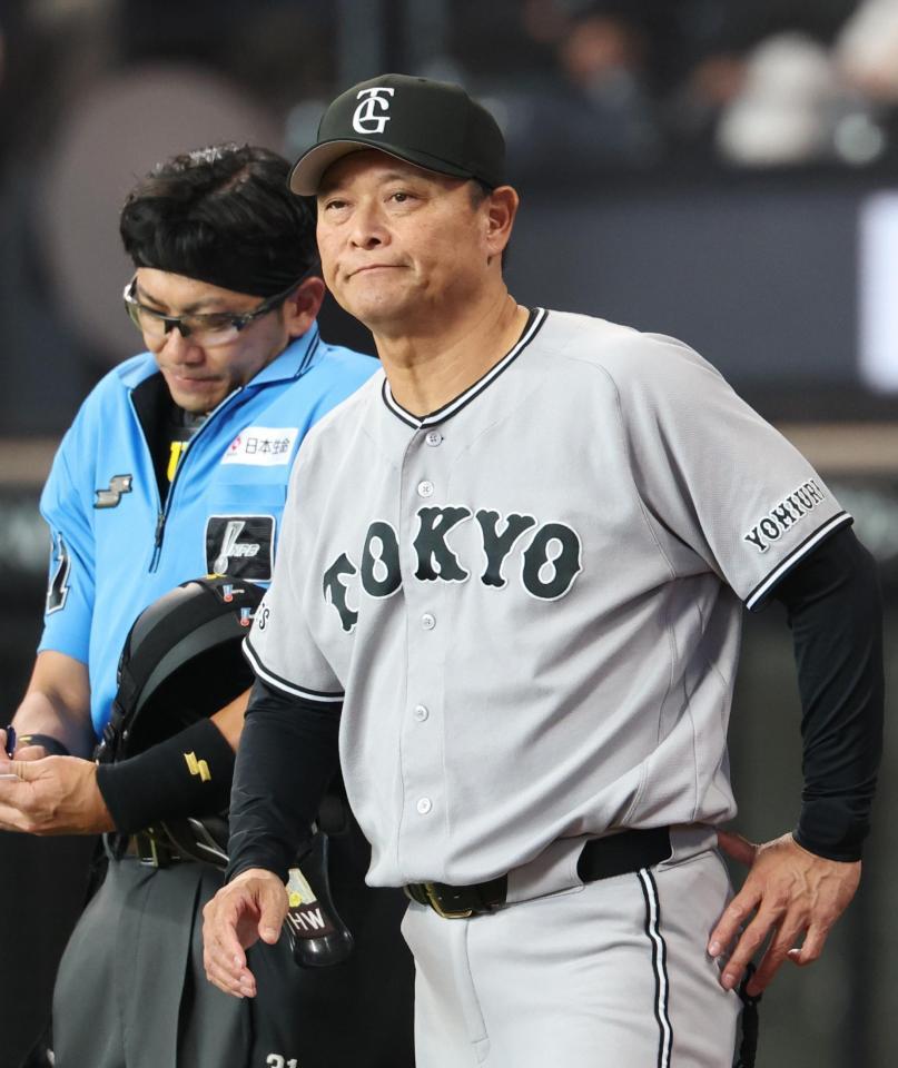 ７回を終え、選手交代を告げた橋上監督代行