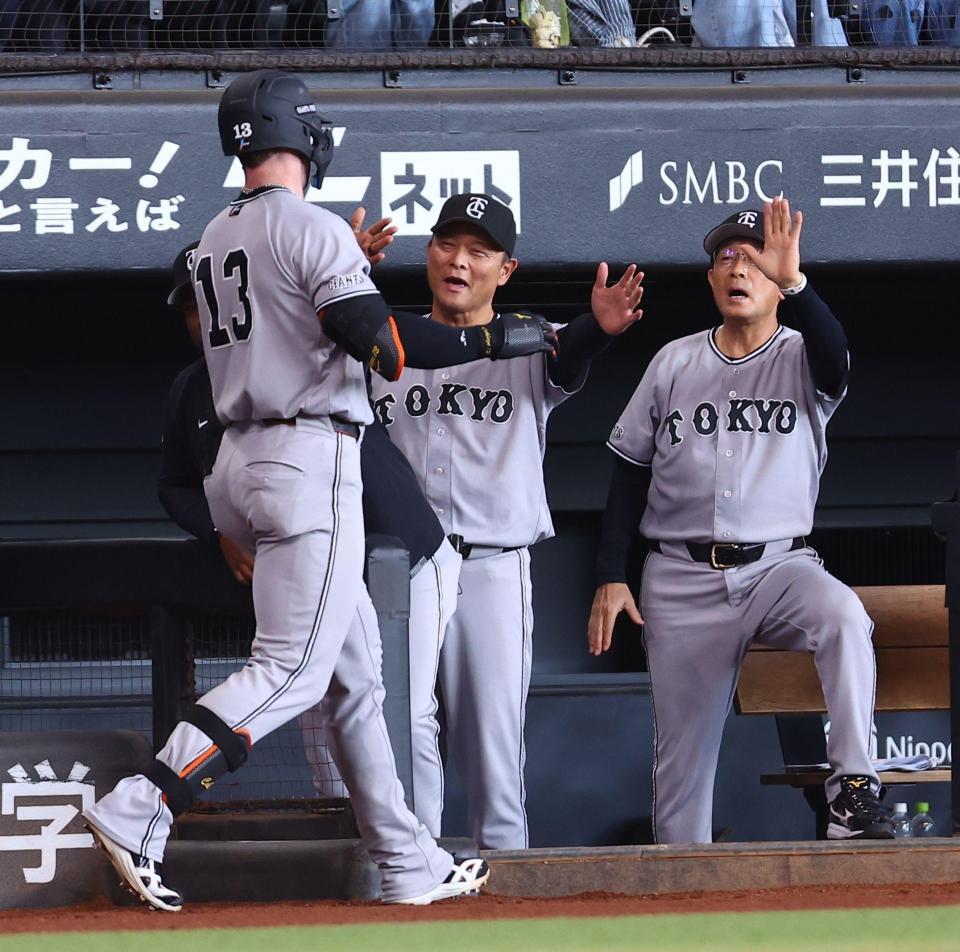 ２回、ソロを放ったキャベッジ（左）を迎える橋上監督代行（中央）＝撮影・中島達哉