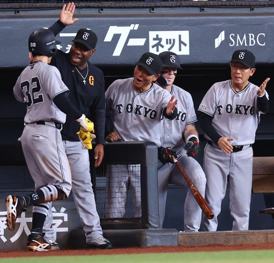 ３回、ダルベックの適時打で生還した浦田（左）を迎える橋上監督代行（中央）＝撮影・中島達哉