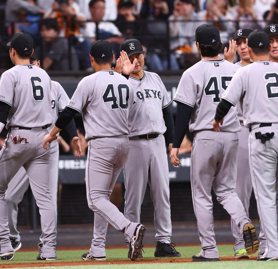 日本ハムに連勝し、ナインを迎える橋上監督代行（中央）＝撮影・中島達哉