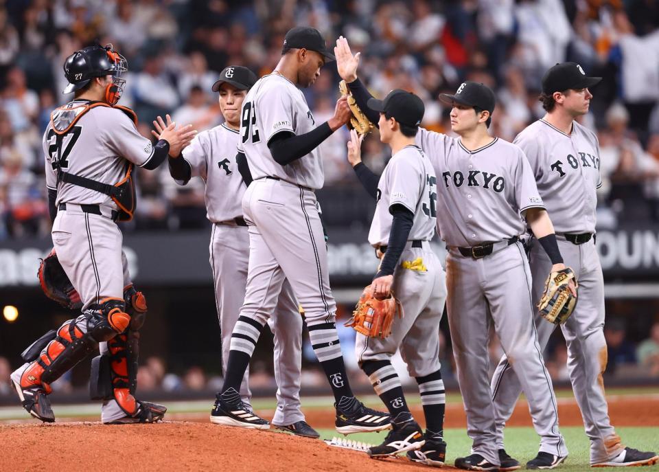 日本ハムに連勝し、タッチを交わす巨人ナイン（撮影・中島達哉）