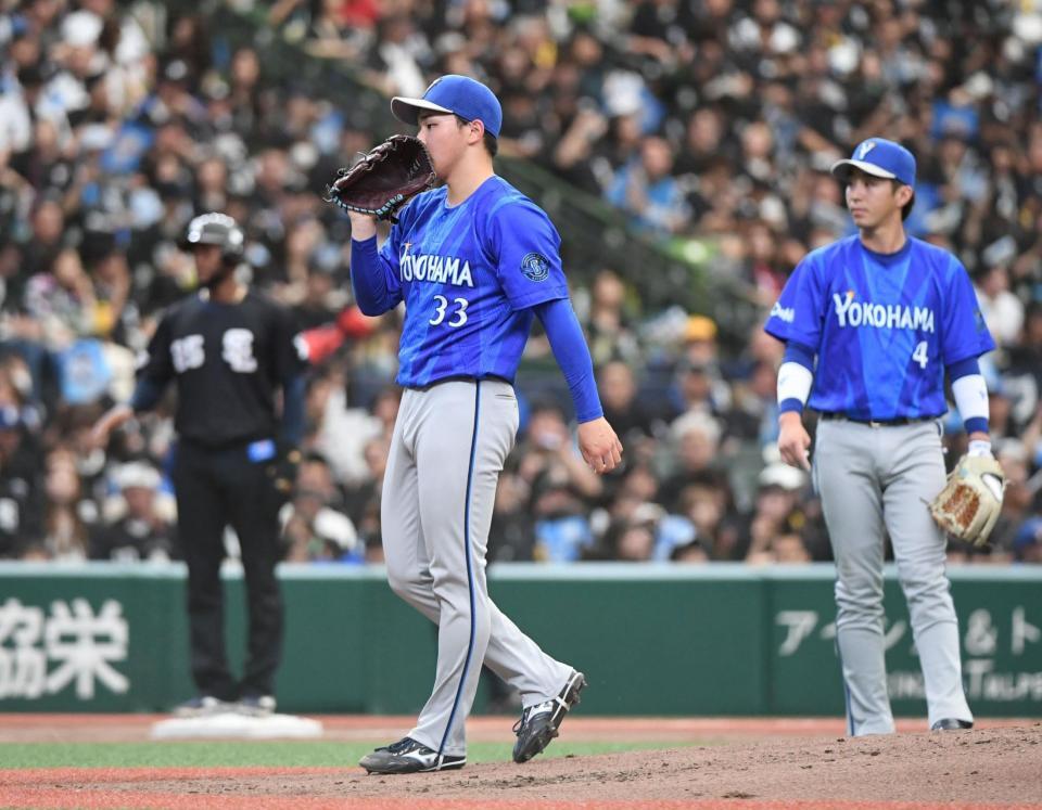 ２回４四球２失点で降板した武田（中央）＝撮影・佐藤厚