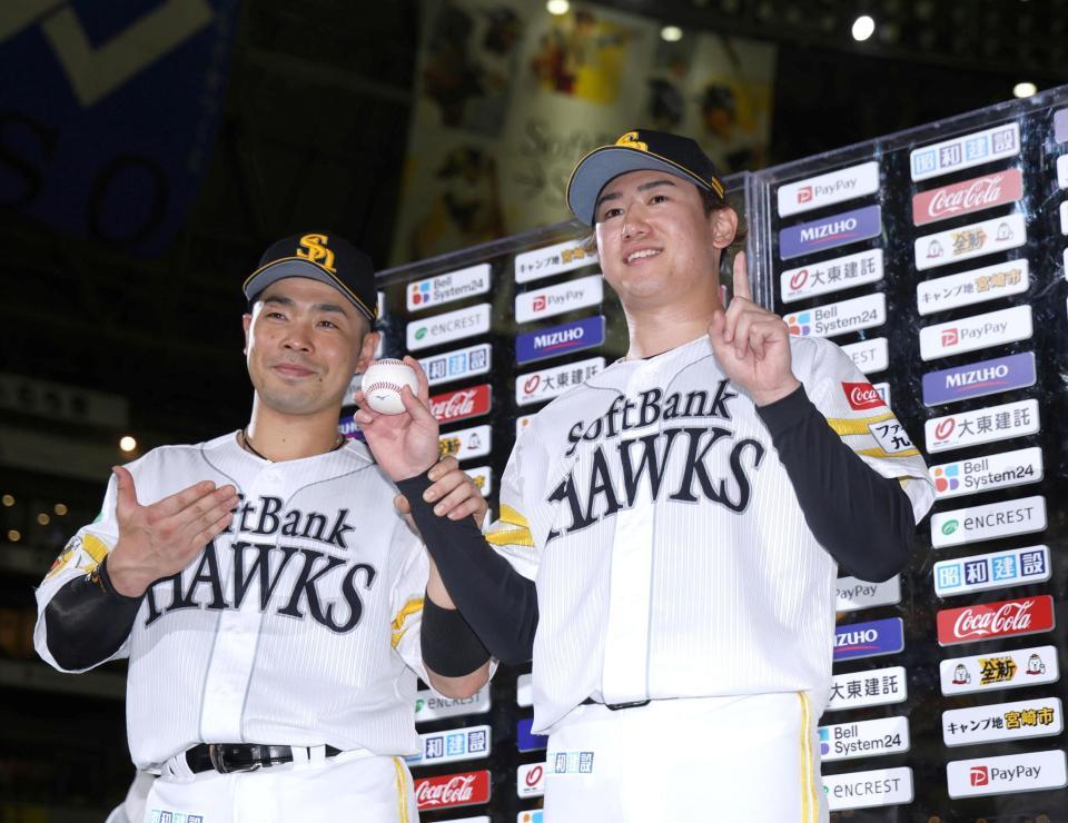 お立ち台でポーズをとる近藤と木村（右）＝撮影・北村雅宏