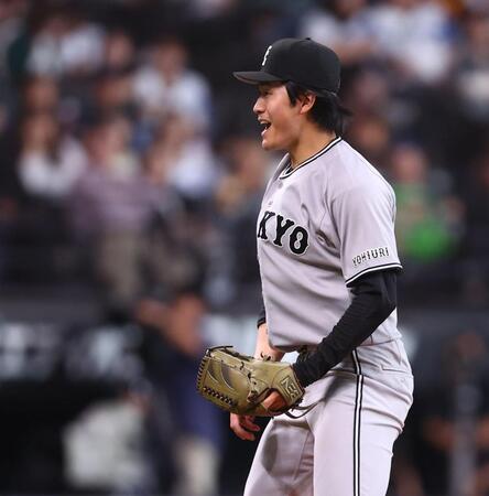 ６回、細川を三振に仕留め、雄たけびを上げる西舘（撮影・中島達哉）