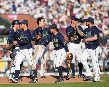 　楽天に連勝しタッチを交わすヤクルトナイン