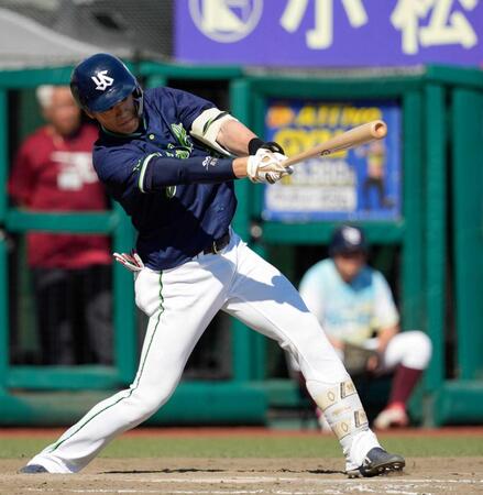 　５回、中前に２点打を放つ塩見